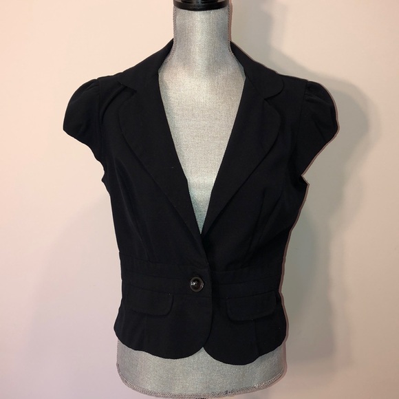 Bwear Jackets & Blazers - 💕 sleeveless blazer 💕